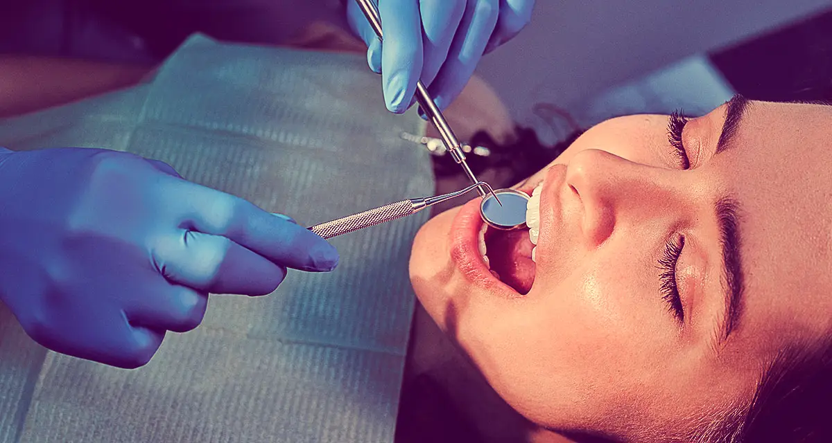 Une femme se fait controler ses dents - Création site Internet Odontas, Nancy